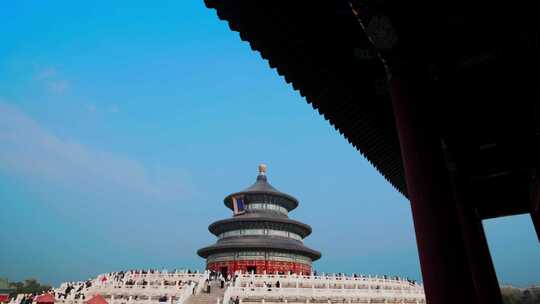 蓝天白云下的北京天坛祈年殿