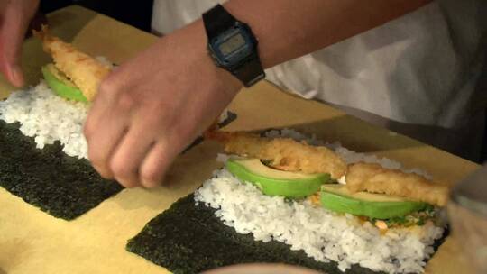 寿司师傅做了一个maki roll