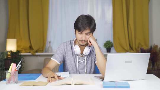 厌倦学习的男学生。