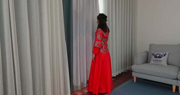 美丽古装女孩拉开窗帘让阳光洒进来