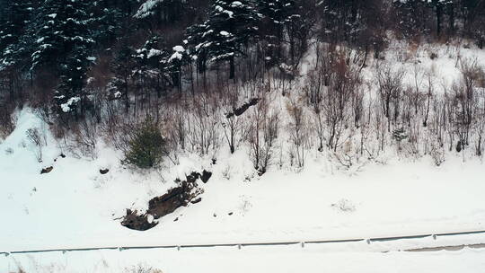 4K湖北神农架无人机航拍雪景山区拍越野车04