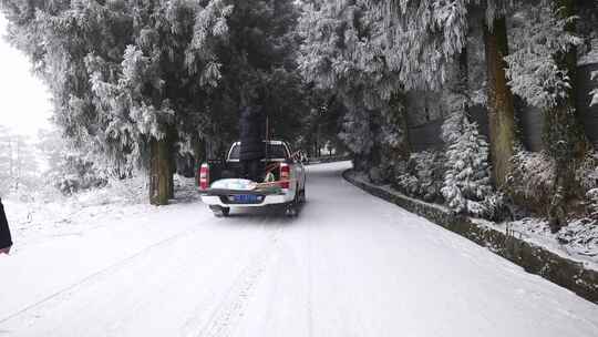 寒潮冬天下雪的村庄田野