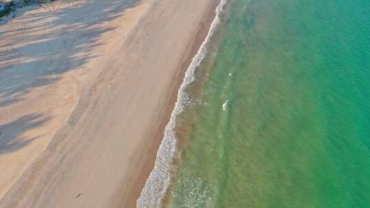 深圳海边沙滩海浪俯拍右环绕视频素材模板下载