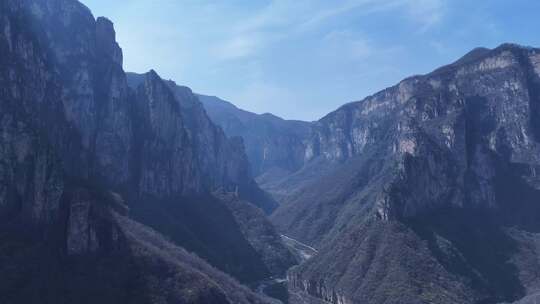 仰视山脉山林前飞俯瞰山道车辆