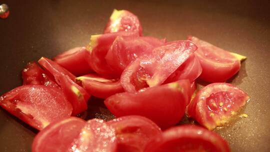 炒制西红柿制作番茄底料