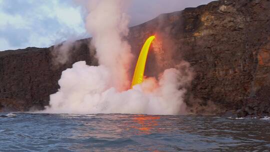 火山喷发的熔浆流入海洋视频素材模板下载