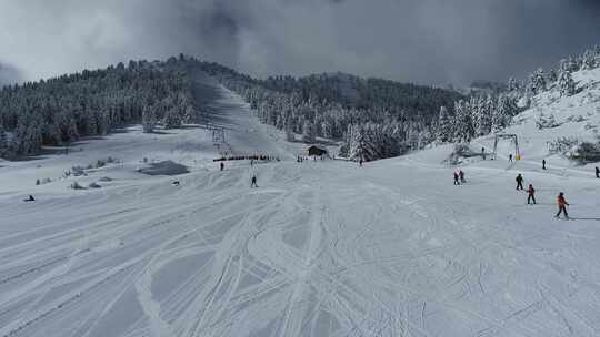 人们在积雪覆盖的山顶上滑雪