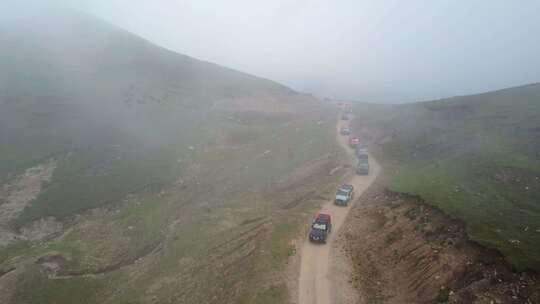 航拍越野车队行驶在高山中