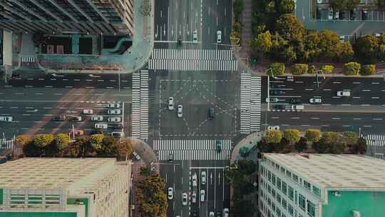 城市建筑十字路口车流俯视画面