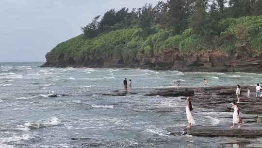 涠洲岛海边游客