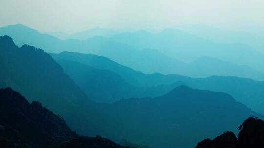 水墨般的山峰