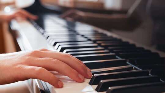 双手弹奏钢琴近景