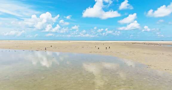 天空之镜蓝天白云下的广西北海银滩美丽风景
