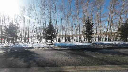 开车行驶在雪后公路 车窗外雪景