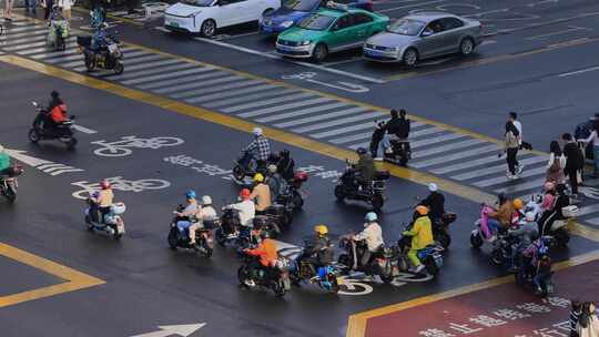 繁华街道路口斑马线人群过马路