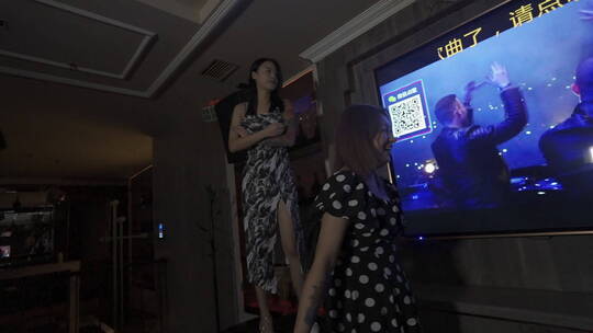 歌厅里玩耍的女人们视频素材模板下载