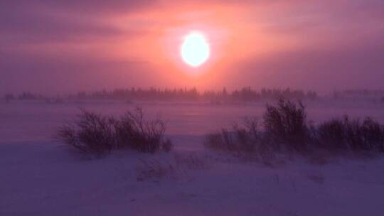 强烈暴风雪期间北极的日出