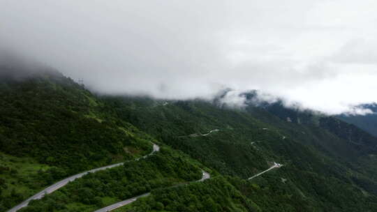 云海下的山间盘山公路