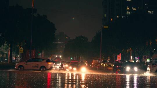 城市雨夜车流4k视频素材