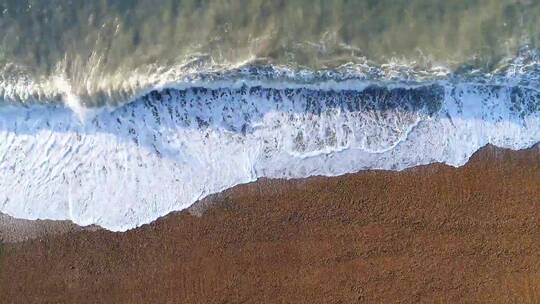 海浪涌向海岸航拍视频素材模板下载