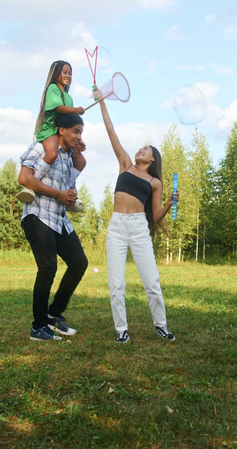 一个快乐的家庭在公园里制造泡泡