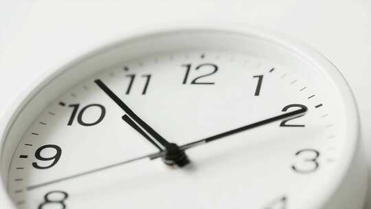 白色时钟特写