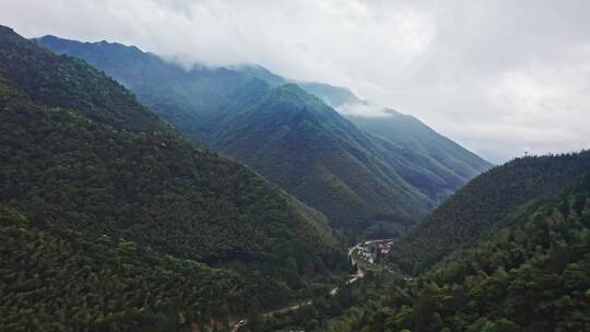 大山中山脉晨雾航拍前进上升