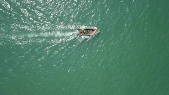 青岛海面上的渔船航拍