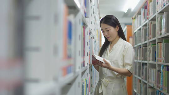 亚洲东方中国女性在图书馆看书学习