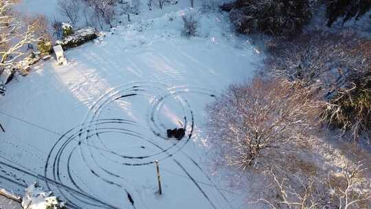 一个人在雪地里骑全地形车