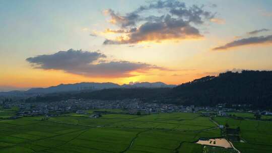 夕阳下的稻田村庄