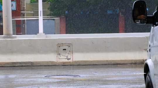 城市马路下雨天雨水雨滴街景街道街头风景