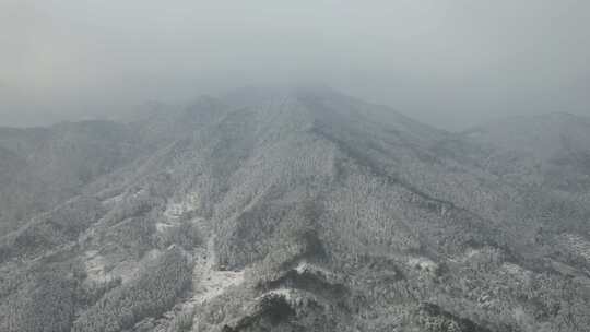 连绵起伏山川丘陵森林冬天雪景航拍