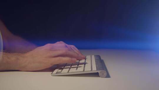 一个人在键盘上打字