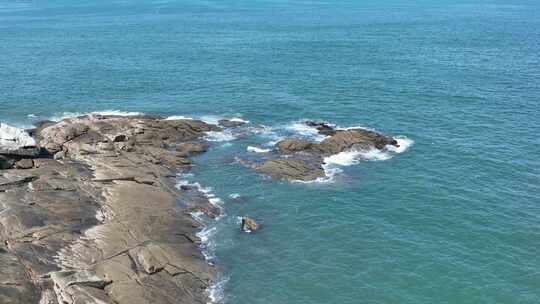 大海航拍海岸线风光海水冲刷礁石拍打岩石