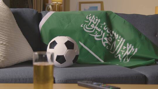 沙特阿拉伯国旗挂在家里的沙发上视频素材模板下载