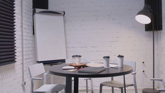 会议室里的圆形咖啡桌椅