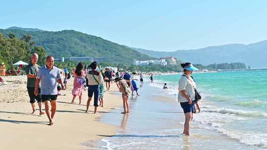 海南三亚白沙滩上旅游度假的游客