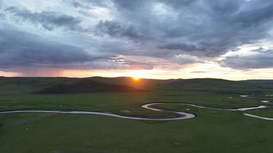 航拍草原河流夕阳黄昏彩云晚霞