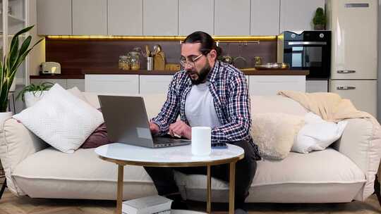 中年成年男子通过使用笔记本电脑休息结束在家工作视频素材模板下载