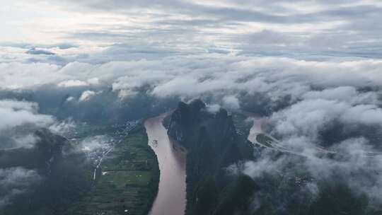 云海中的喀斯特山峰