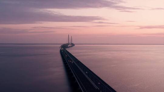 航拍上海长江跨海大桥清晨时分的车流