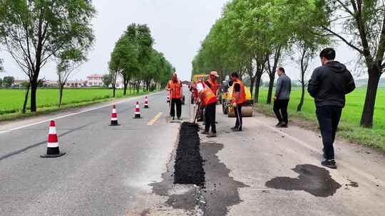 道路施工工人维修公路