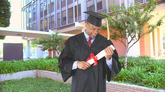 手拿毕业证书的非裔美国人视频素材模板下载