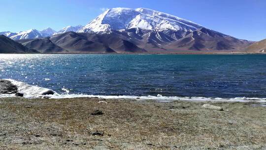 新疆喀什慕士塔格雪山下的喀拉库勒湖