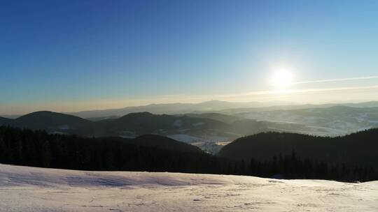 从雪山上看日出