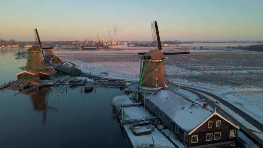 Zaanse Schans风车村的木制风力磨坊在冬季与雪景雪