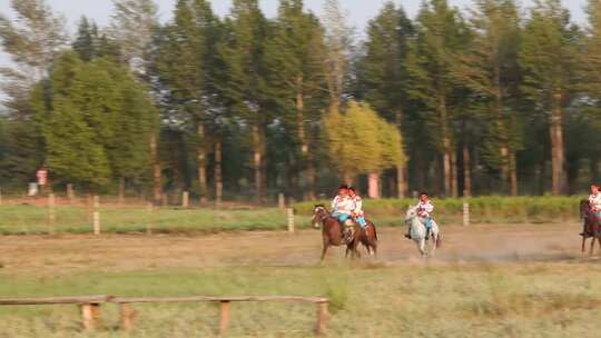 蒙古小伙子们在草原上赛马