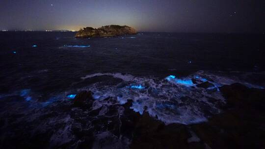 山东威海高区小石岛后山的荧光海浪