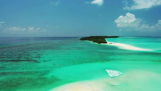 白天天堂阳光明媚的白色沙滩和水蓝色的水背景的岛屿景色